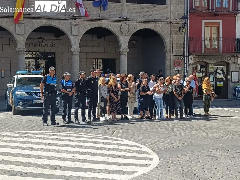 Béjar se concentra contra la violencia machista tras el asesinato a una vecina | FOTOS: David Sánchez 