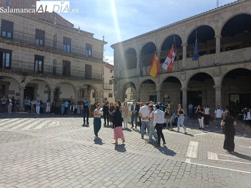Béjar se concentra contra la violencia machista tras el asesinato a una vecina | FOTOS: David Sánchez 