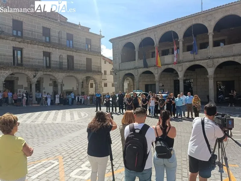 Béjar se concentra contra la violencia machista tras el asesinato a una vecina | FOTOS: David Sánchez 