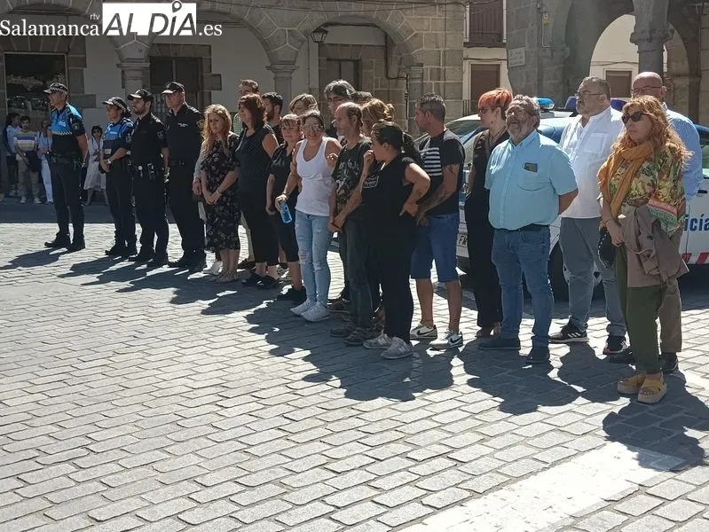 Béjar se concentra contra la violencia machista tras el asesinato a una vecina | FOTOS: David Sánchez 