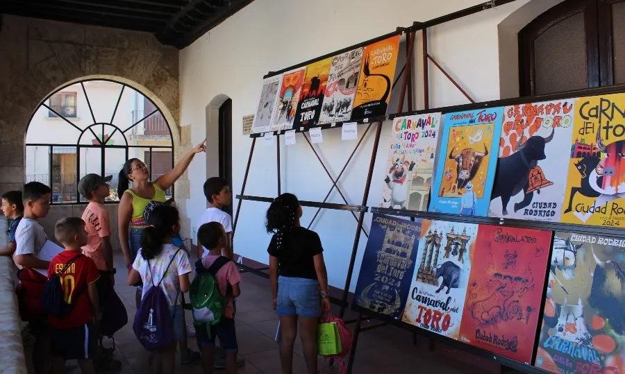 Foto 3 - Los participantes en el Campamento de Inform&aacute;tica realizan una gymkana por la ciudad
