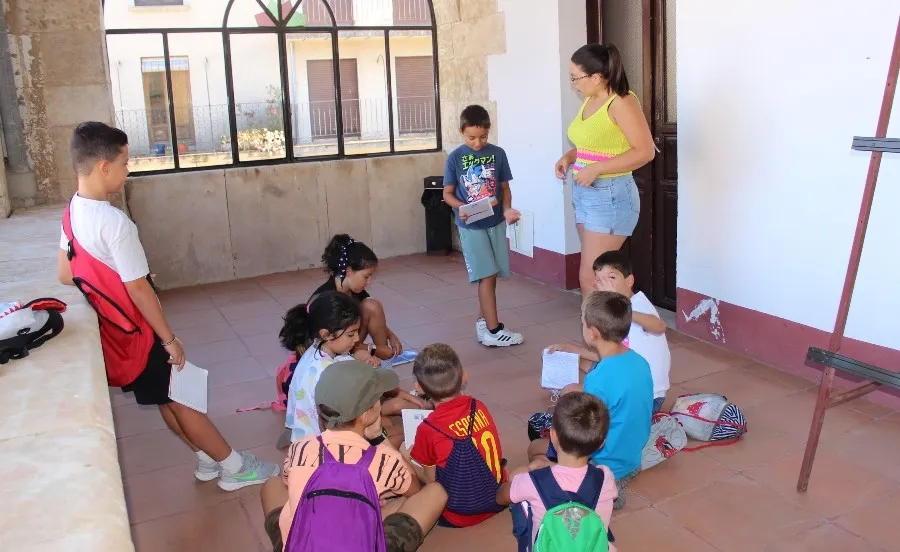 Foto 2 - Los participantes en el Campamento de Inform&aacute;tica realizan una gymkana por la ciudad