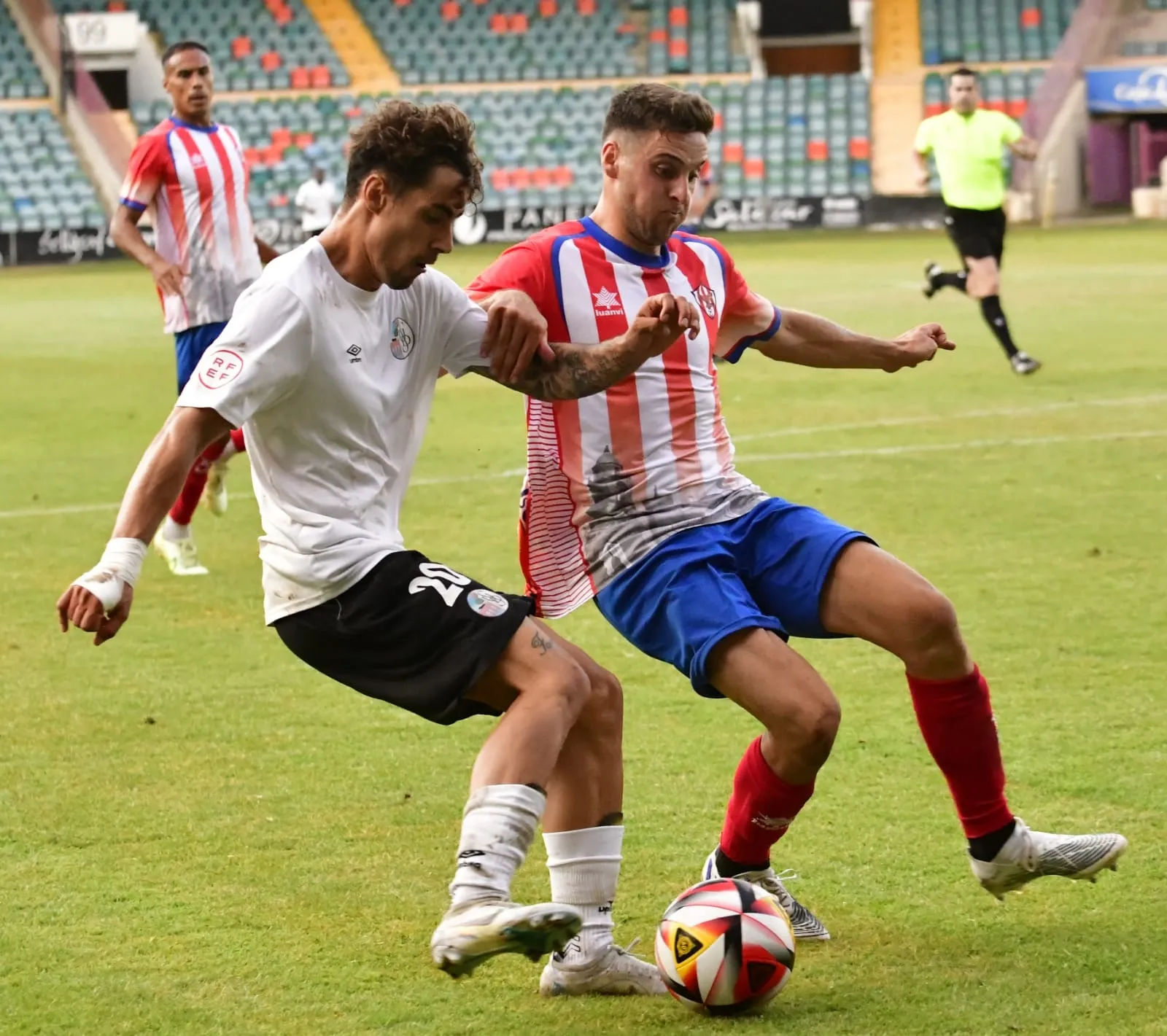 Imágenes del partido y del público del encuentro Salamanca UDS contra el Atlético Bembibre. Fotos: Ramón Vicente
