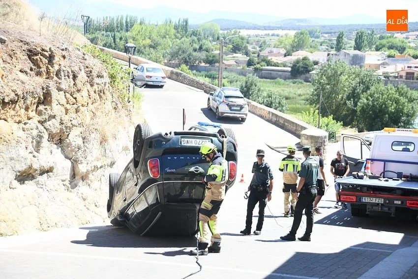 Foto 11 - Vuelca un veh&iacute;culo tras una ins&oacute;lita bajada sin conductor desde La Colada