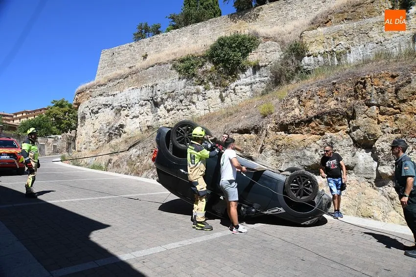 Foto 9 - Vuelca un veh&iacute;culo tras una ins&oacute;lita bajada sin conductor desde La Colada