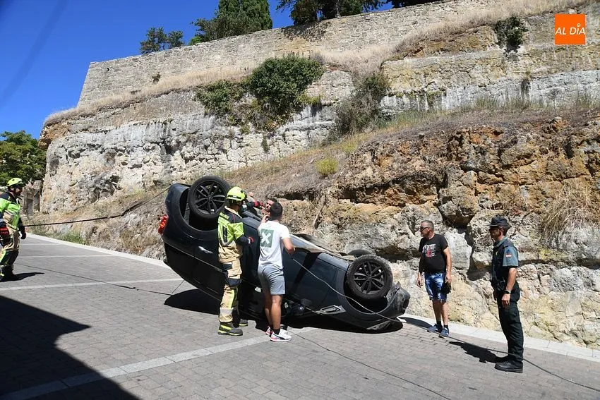 Foto 8 - Vuelca un veh&iacute;culo tras una ins&oacute;lita bajada sin conductor desde La Colada