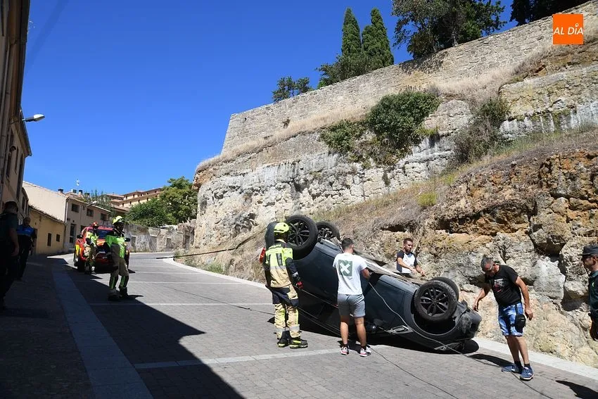 Foto 7 - Vuelca un veh&iacute;culo tras una ins&oacute;lita bajada sin conductor desde La Colada