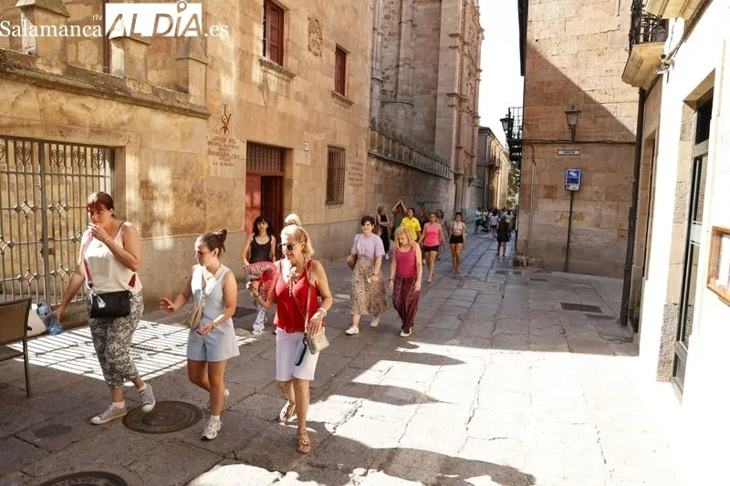 Turistas en el centro de Salamanca. Foto de David Sañudo
