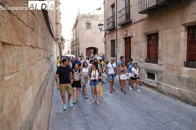 Turistas en el centro de Salamanca. Foto de David Sañudo