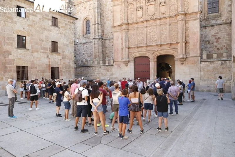 Turistas en el centro de Salamanca. Foto de David Sañudo