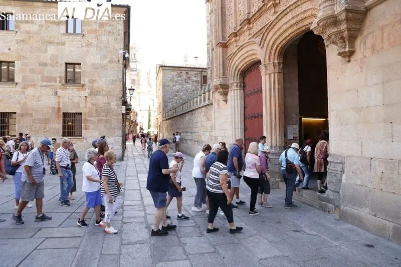 Turistas en el centro de Salamanca. Foto de David Sañudo