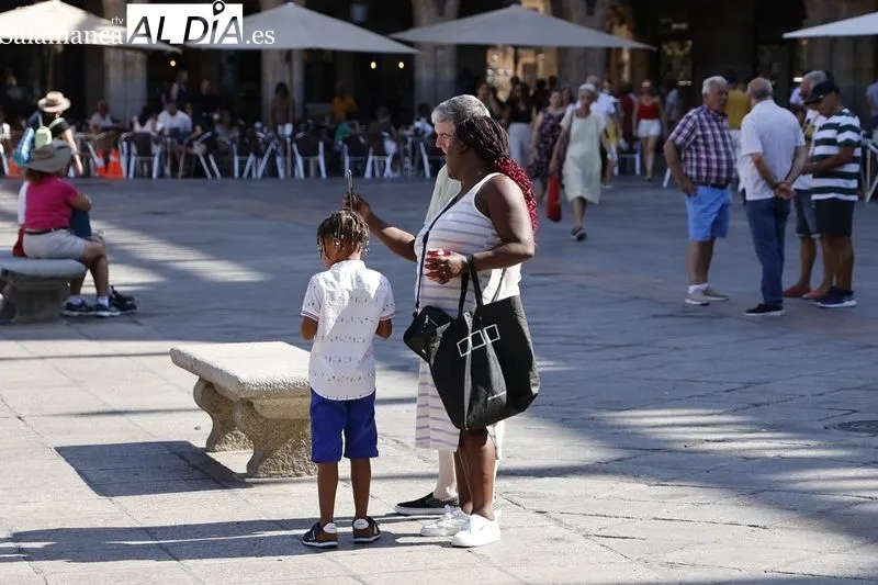 Turistas en el centro de Salamanca. Foto de David Sañudo