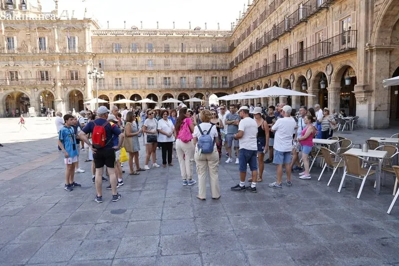 Turistas en el centro de Salamanca. Foto de David Sañudo