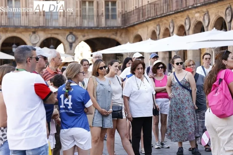 Turistas en el centro de Salamanca. Foto de David Sañudo