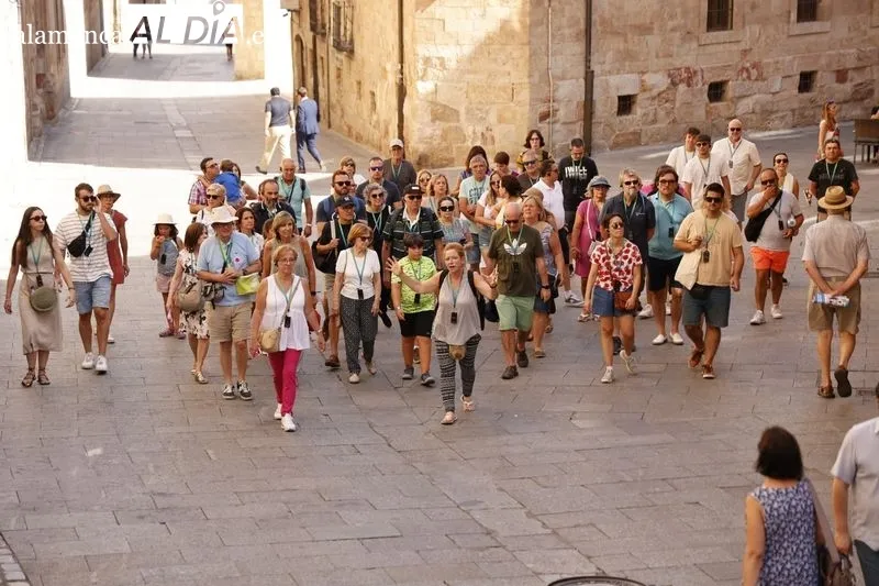Turistas en el centro de Salamanca. Foto de David Sañudo