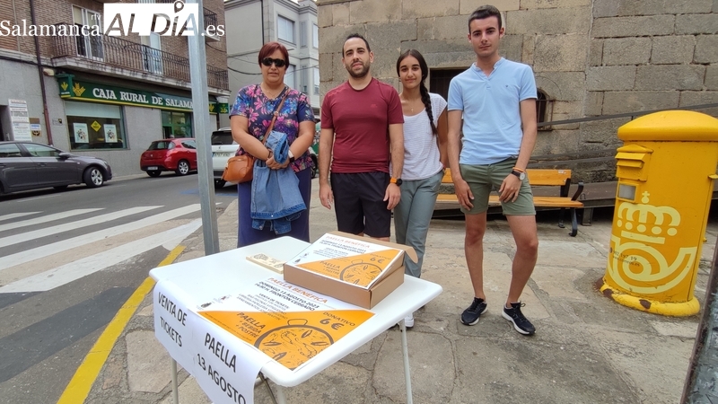 Miembros de la Cofradía estarán de nuevo mañana martes en las Cuatro Calles y en el mercadillo vendiendo los tickets para la paella solidaria del 13 de agosto


