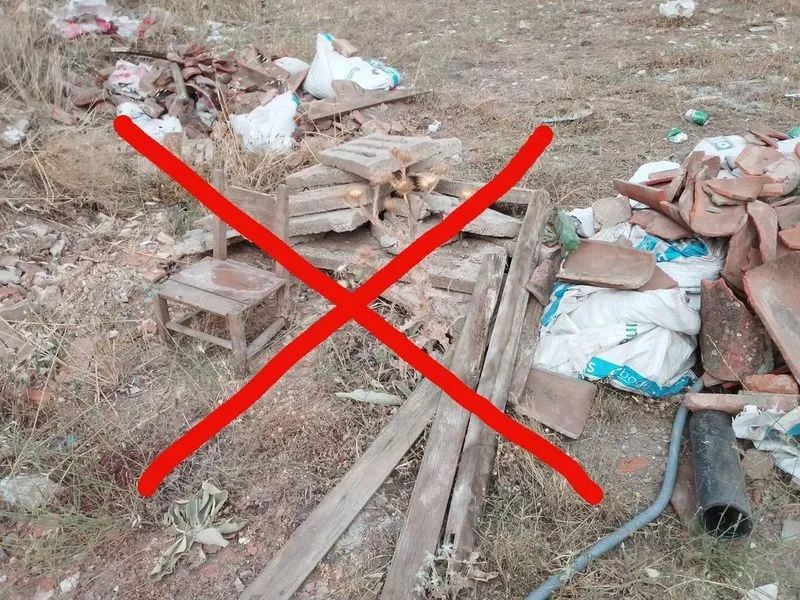 Foto 2 - Los vecinos de Tejares critican los escasos resultados en la limpieza de la basura acumulada en los alrededores del barrio