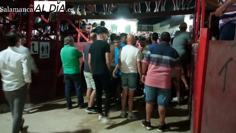 Los aficionados corrieron delante de los astados en la calle y el la plaza de toros