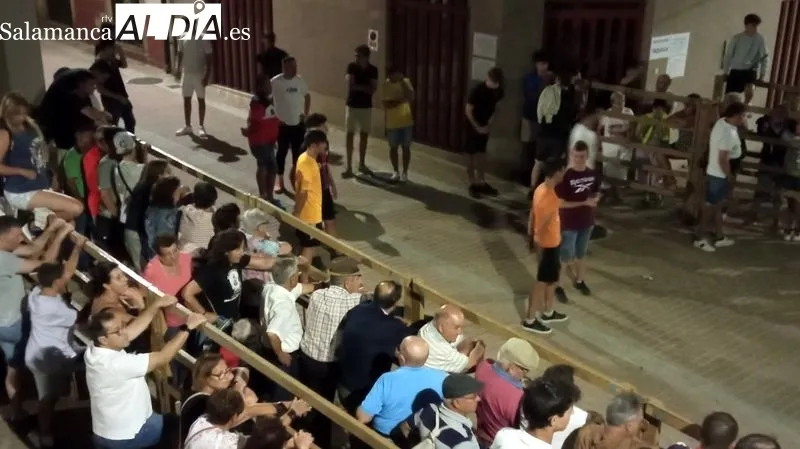 Los aficionados corrieron delante de los astados en la calle y el la plaza de toros