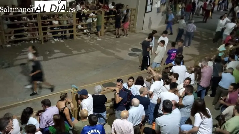 Los aficionados corrieron delante de los astados en la calle y el la plaza de toros