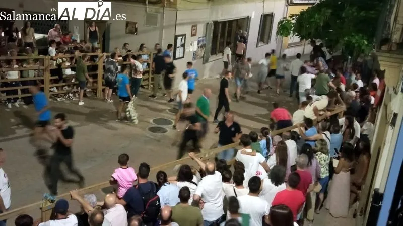 Los aficionados corrieron delante de los astados en la calle y el la plaza de toros