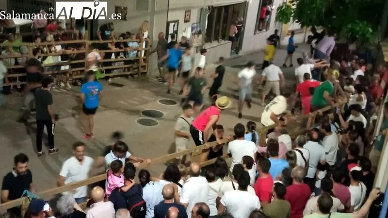 Los aficionados corrieron delante de los astados en la calle y el la plaza de toros