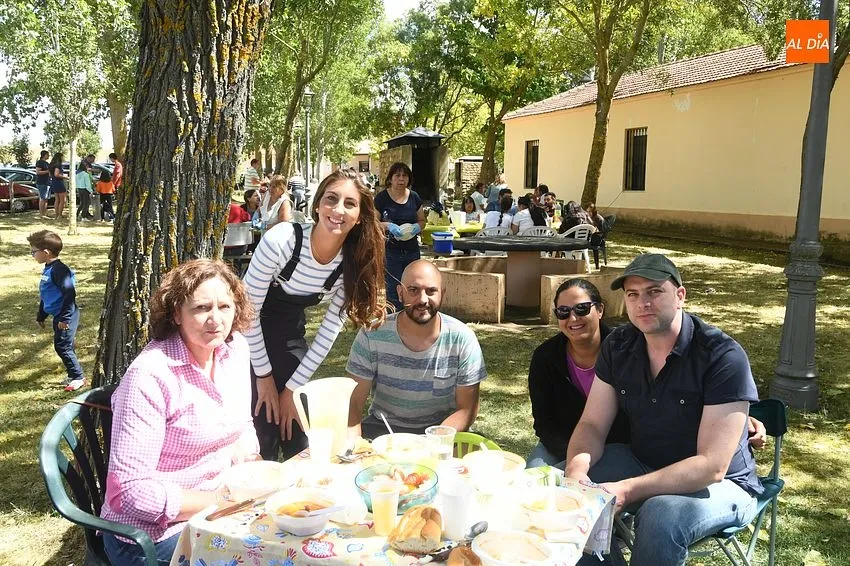 Comida popular en Morasverdes fon de fiestas/ Fotos: Adrián M.Pastor