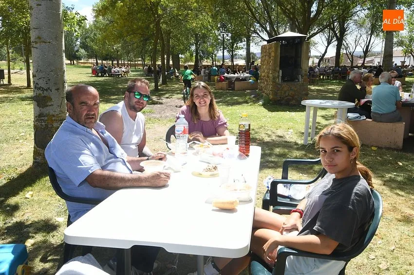 Comida popular en Morasverdes fon de fiestas/ Fotos: Adrián M.Pastor