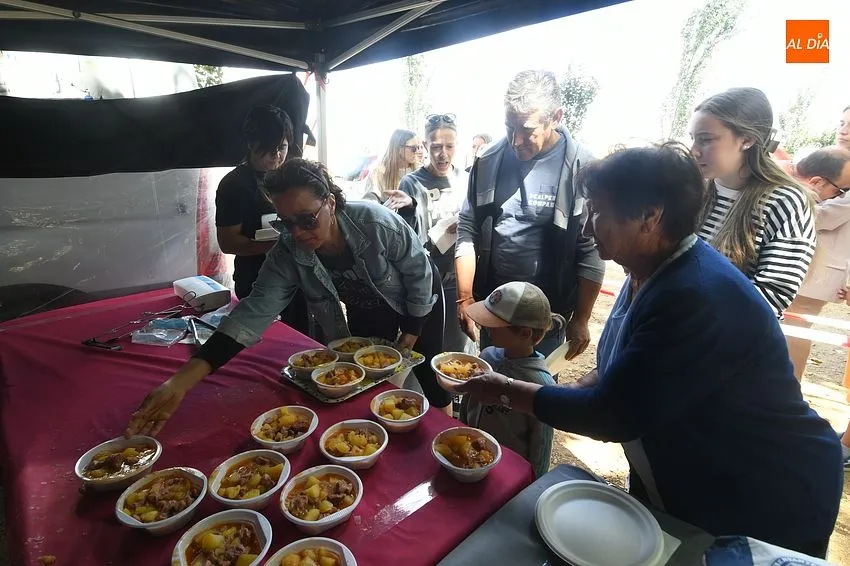 Comida popular en Morasverdes fon de fiestas/ Fotos: Adrián M.Pastor