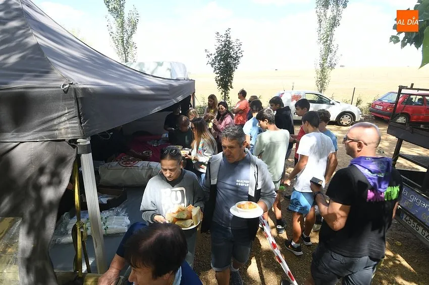 Comida popular en Morasverdes fon de fiestas/ Fotos: Adrián M.Pastor
