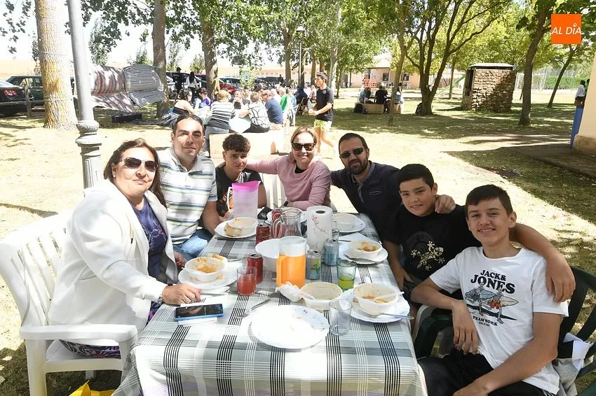 Comida popular en Morasverdes fon de fiestas/ Fotos: Adrián M.Pastor