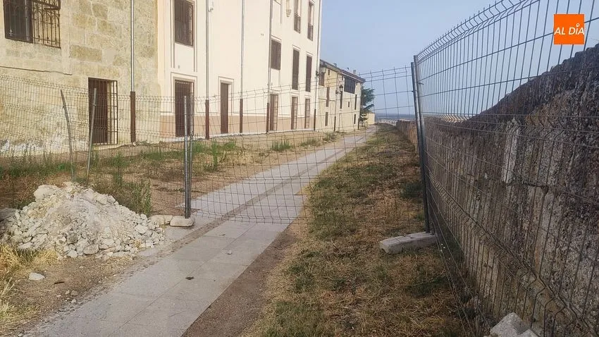 Foto 2 - Cortado al tr&aacute;nsito de peatones un tramo del adarve de la muralla
