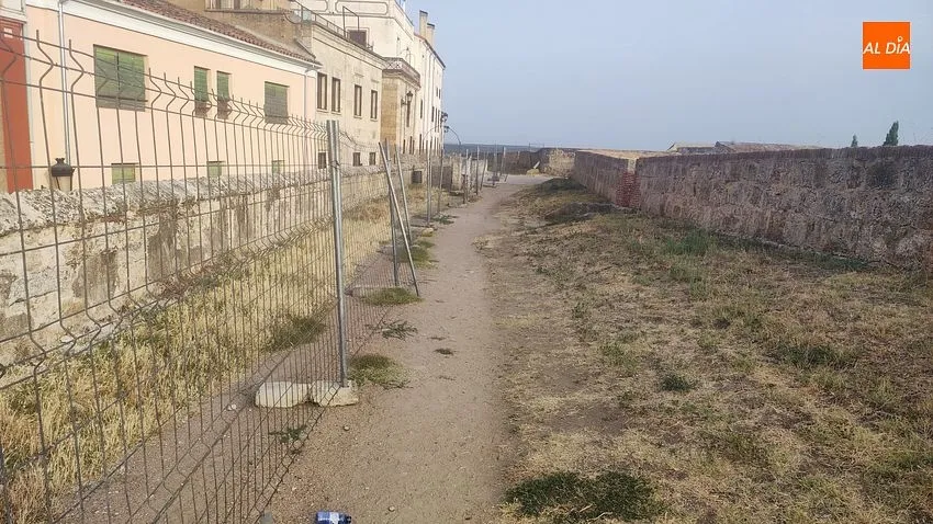 Foto 4 - Cortado al tr&aacute;nsito de peatones un tramo del adarve de la muralla