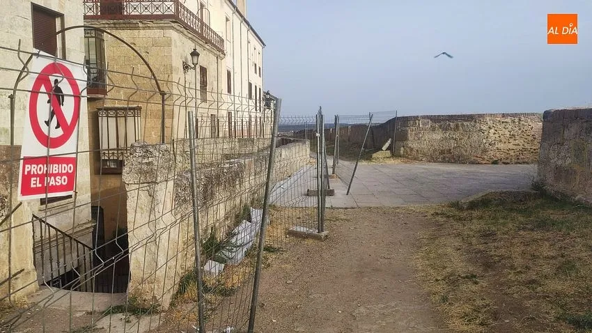 Foto 5 - Cortado al tr&aacute;nsito de peatones un tramo del adarve de la muralla