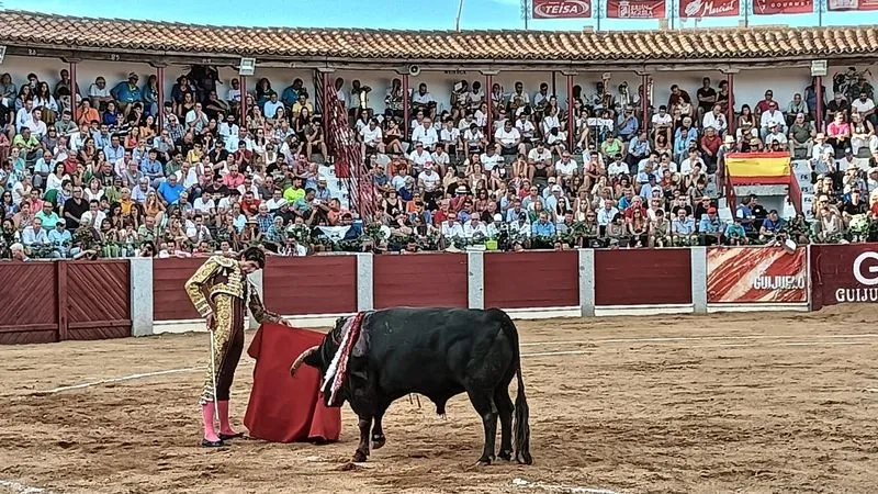 Foto 6 -  Un rotundo Diosleguarde, en hombros con las figuras en Guijuelo