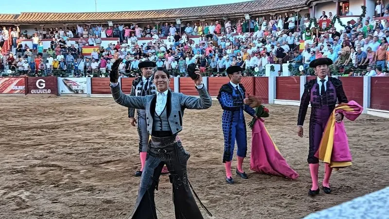 Foto 6 - Hermoso de Mendoza indulta un toro de Capea en una apote&oacute;sica tarde de rejoneo en Guijuelo