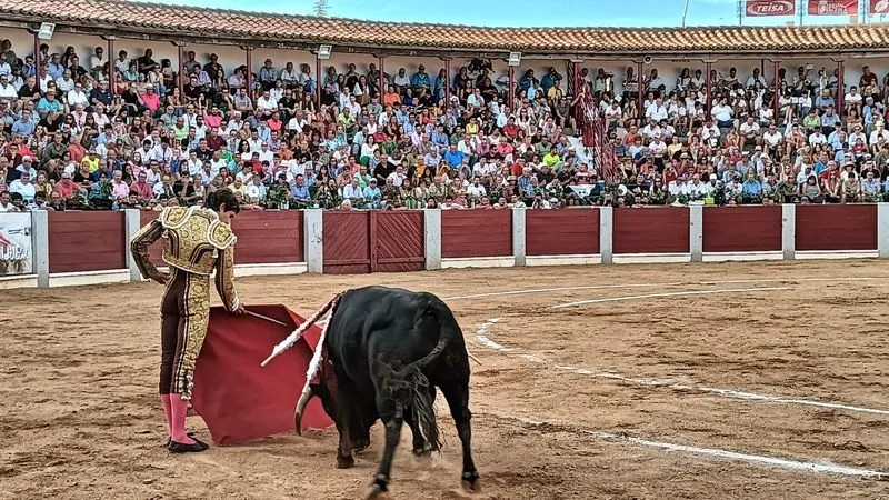 Foto 5 -  Un rotundo Diosleguarde, en hombros con las figuras en Guijuelo