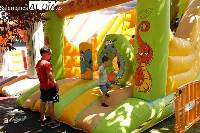 Hinchables y juegos infantiles en el Pardo de la Vega, en Carbajosa de la Sagrada. Foto de David Sañudo