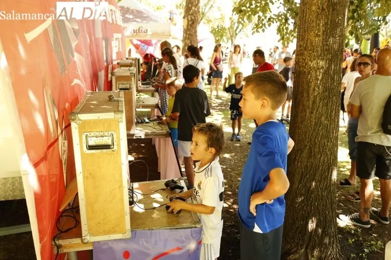 Hinchables y juegos infantiles en el Pardo de la Vega, en Carbajosa de la Sagrada. Foto de David Sañudo