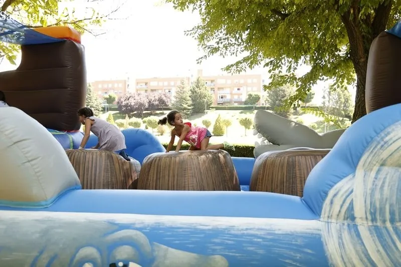 Hinchables y juegos infantiles en el Pardo de la Vega, en Carbajosa de la Sagrada. Foto de David Sañudo