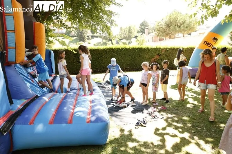 Hinchables y juegos infantiles en el Pardo de la Vega, en Carbajosa de la Sagrada. Foto de David Sañudo