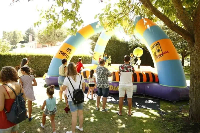 Hinchables y juegos infantiles en el Pardo de la Vega, en Carbajosa de la Sagrada. Foto de David Sañudo