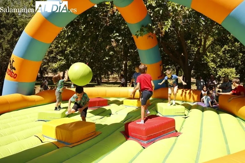 Hinchables y juegos infantiles en el Pardo de la Vega, en Carbajosa de la Sagrada. Foto de David Sañudo