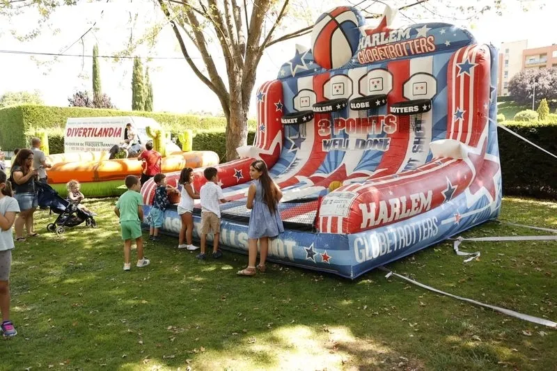 Hinchables y juegos infantiles en el Pardo de la Vega, en Carbajosa de la Sagrada. Foto de David Sañudo