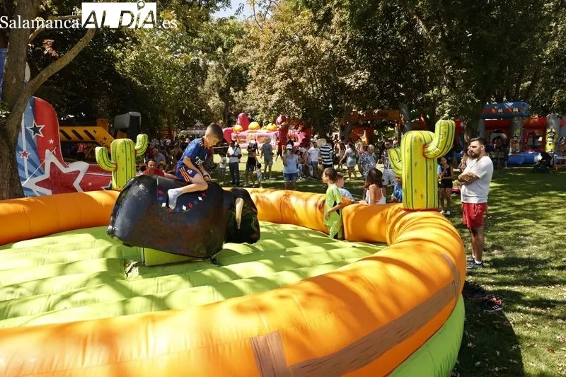 Hinchables y juegos infantiles en el Pardo de la Vega, en Carbajosa de la Sagrada. Foto de David Sañudo