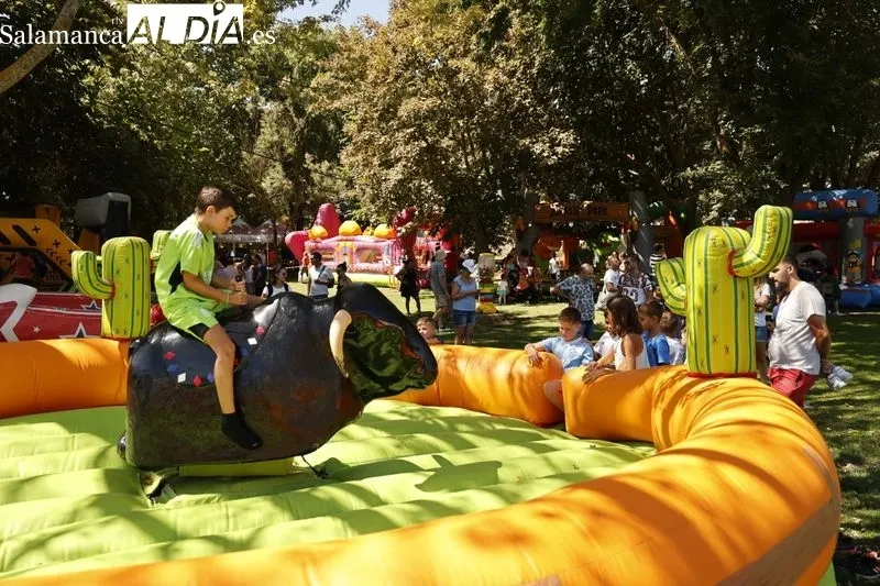 Hinchables y juegos infantiles en el Pardo de la Vega, en Carbajosa de la Sagrada. Foto de David Sañudo