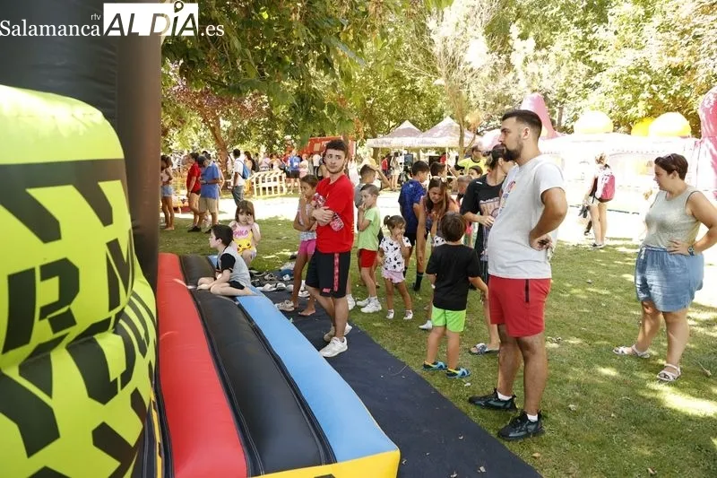 Hinchables y juegos infantiles en el Pardo de la Vega, en Carbajosa de la Sagrada. Foto de David Sañudo