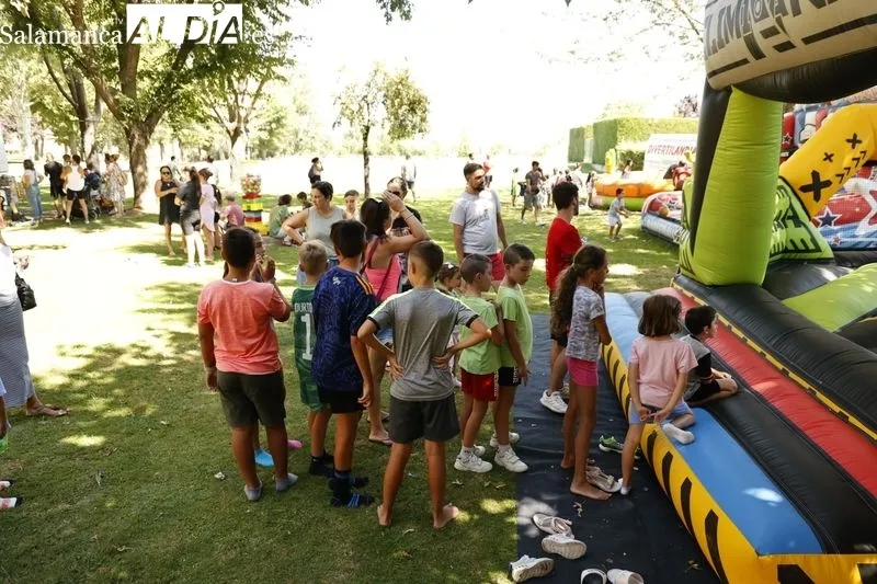 Hinchables y juegos infantiles en el Pardo de la Vega, en Carbajosa de la Sagrada. Foto de David Sañudo