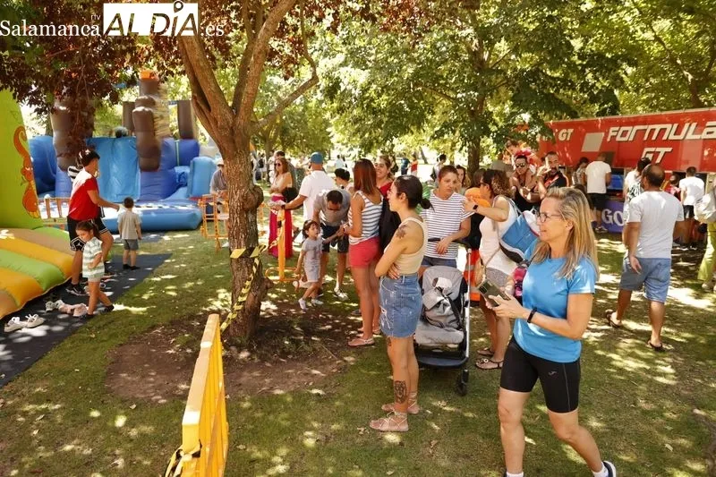 Hinchables y juegos infantiles en el Pardo de la Vega, en Carbajosa de la Sagrada. Foto de David Sañudo