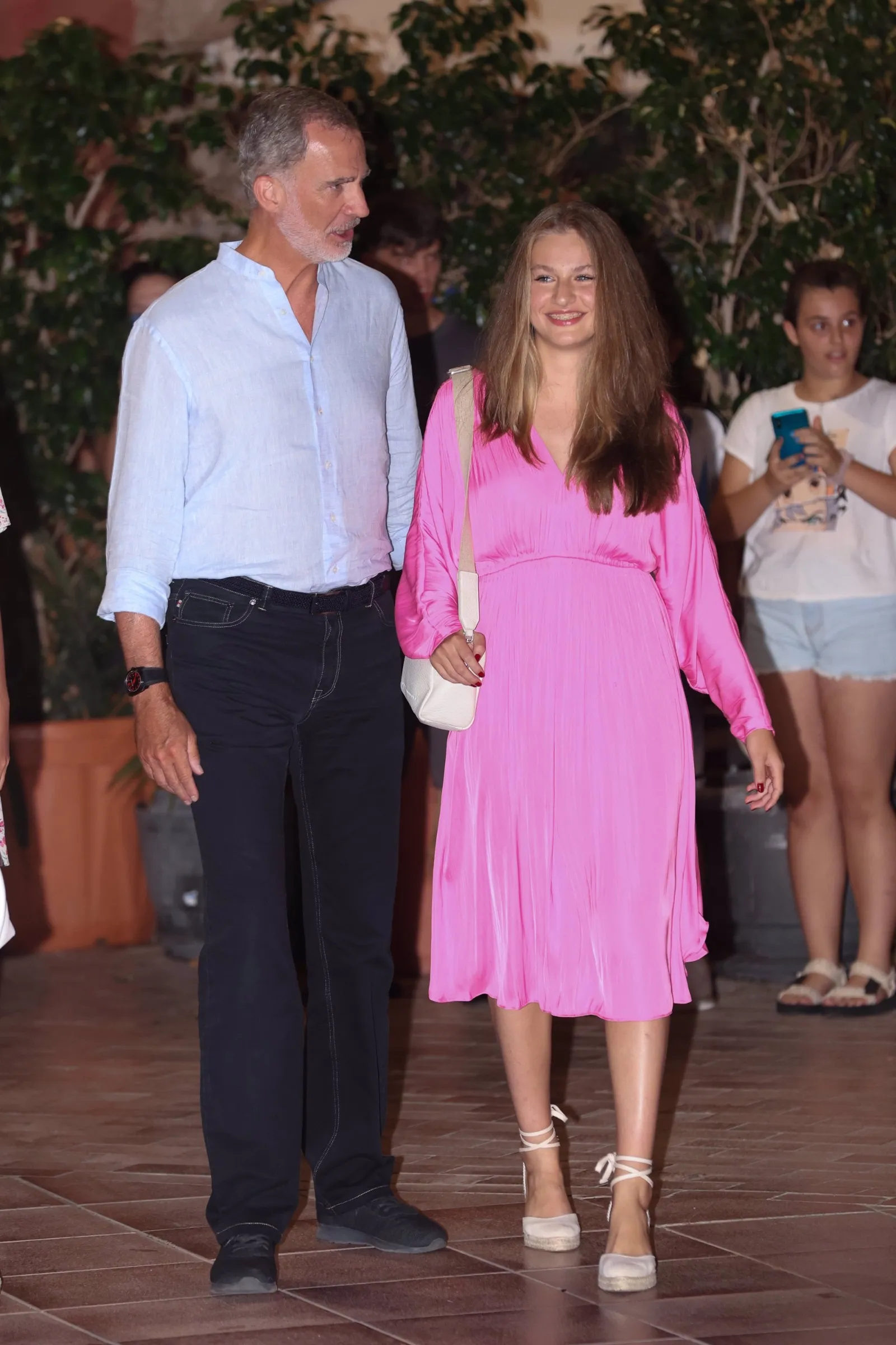 Aparición sorpresa de los Reyes Felipe y Letizia, la Princesa Leonor y la Infanta Sofía en el Cine Ciutat del centro comercial S'Escorxador de Palma de Mallorca 